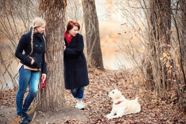 Anne ve genç kız sonbahar bahçesinde yürüyüşe çıktılar.