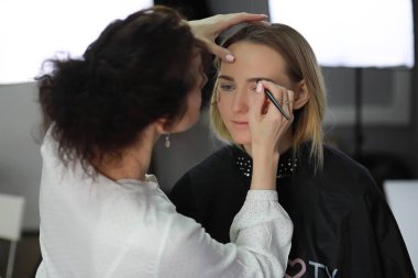 Genç kız ile bir makyaj sanatçısı