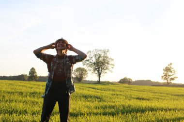 Biri rahat kıyafetler içinde açık alanlarda bir gezgin