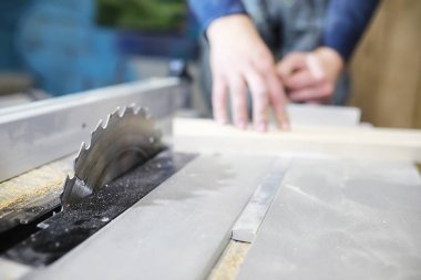 Araçları ve süreç içinde elektrikli testere ile atölye çalışması