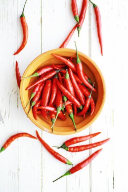 Beyaz ahşap bir arka planda acı kırmızı biber.