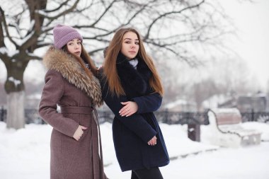 Genç bir kız bir kış parkta bir yürüyüş. Noel tatili t