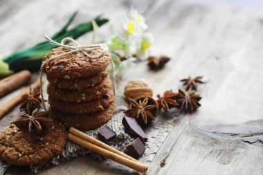 Kahve masası. Sıcak kahve bardağıyla. Bir çift güzel kokulu kuş.