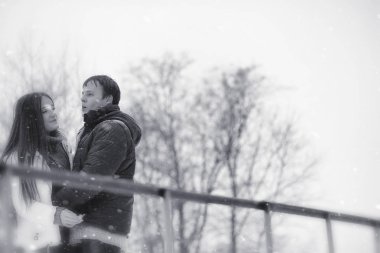 Sevgi dolu bir çift bir kış yürüyüş. Erkek ve kadın bir tarihte