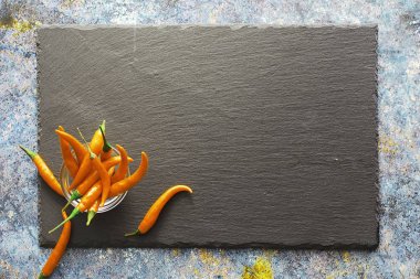 Acı portakal biberi. Siyah Şili biberi..