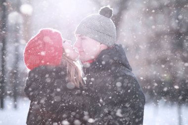 Genç çift kışın yürüyor