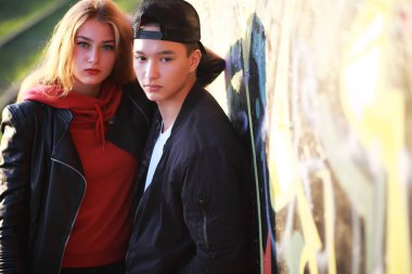 Gündelik kıyafetlerle yürüyen sevgi dolu bir çift.