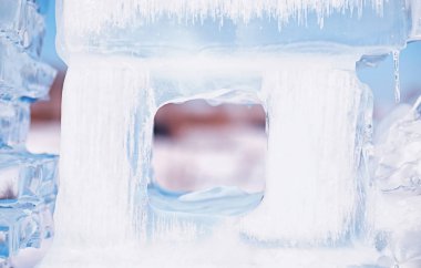 Güneşin altında bir bahar gününde buz dokusu.