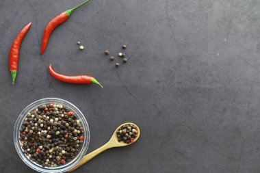Acı kırmızı biber. Siyah üzerine Şili biberi.