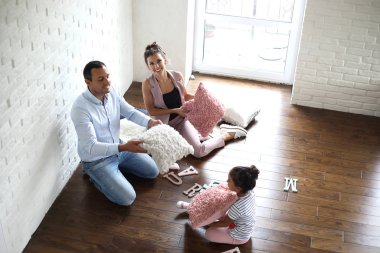 Kızları olan genç ve güzel bir aile.