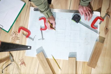 Araçları ve süreç içinde elektrikli testere ile atölye çalışması