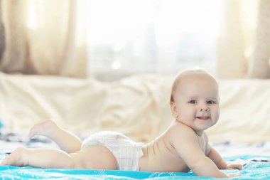 Yeni doğmuş bir bebek yumuşak bir yatakta yatıyor..