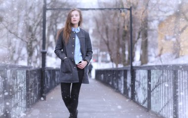 Genç kız açık havada kışın. Model kız açık havada bir w üzerinde poz