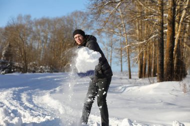 adam yoldan kürekle kar kış aylarında kaldırmak 