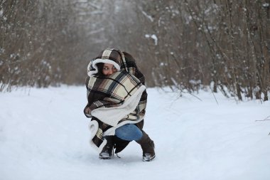 Güzel bir kış parkta güzel kız