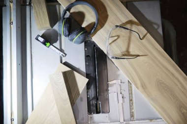 Araçları ve süreç içinde elektrikli testere ile atölye çalışması