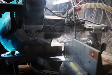 Araçları ve süreç içinde elektrikli testere ile atölye çalışması