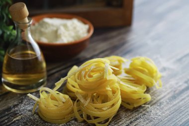 Masada pişmemiş makarna. Yuva şeklinde erişte..