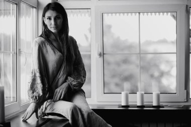 Kızları olan genç bir aile 