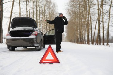 Adam ve araba. Kış yürüyüşü ve araba tamiri.