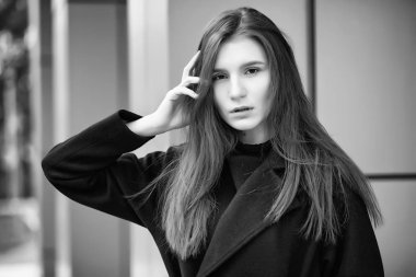 Kız bir ceket siyah beyaz fotoğraf