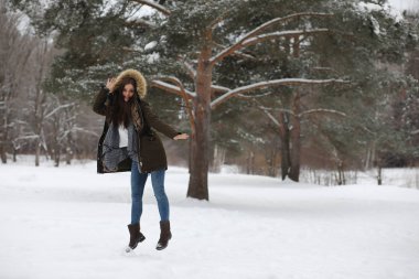 Güzel bir kış parkta güzel kız