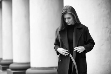 Kız bir ceket siyah beyaz fotoğraf