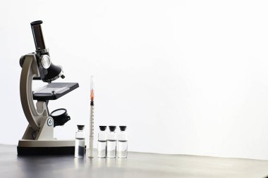 Araştırma laboratuarı. Test tüpleri ve mikroskop masanın üstünde.