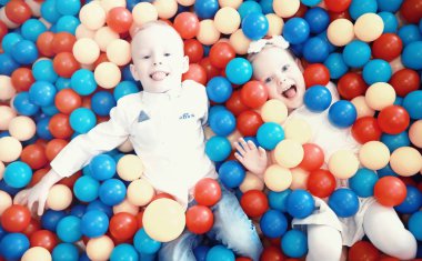 Küçük bir çocuk oyuncakla oynuyor.