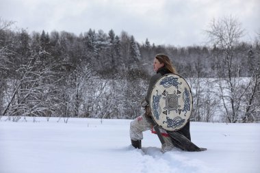 Defender'ı posta zırh genç savaşçı