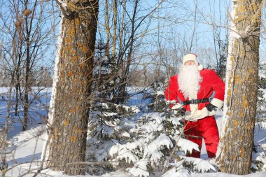 Noel Baba hediyeleri ile dışarıdan geliyor. Noel Baba kırmızı bir SÜ