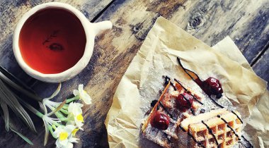 Doldurulmuş Viyana waffle 'ı. Kahve masası. Bir set mis kokulu c