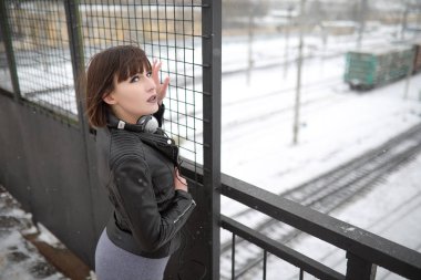 Kız müzik açık havada için dinlerken kulaklık