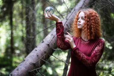 Cadı bir ritüel küre tutan