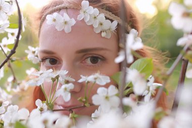 Bir sonbahar Parkta yürümek bir kız. Kızıl saçlı genç kız