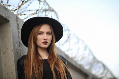 Şehrin içinde bir deri yelek sokak aşağı bir kız yürüyor bir 