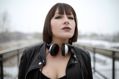 Kız müzik açık havada için dinlerken kulaklık