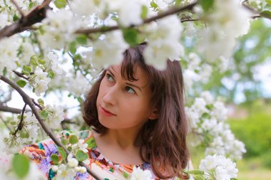 Bahar park tarihte genç Çift