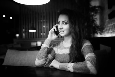 Kız bir yemekte bir kafede