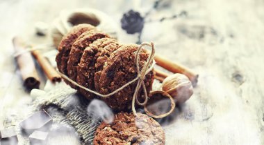 Kahve masası. Sıcak kahve bardağıyla. Bir çift güzel kokulu kuş.