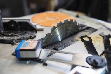 Araçları ve süreç içinde elektrikli testere ile atölye çalışması