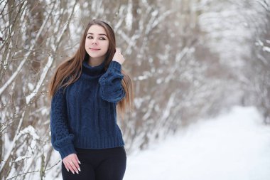 Genç bir kız bir kış parkta bir yürüyüş. Noel tatili t