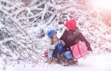 Bir kış masal, genç bir anne ve kızı bir kızak sürmek