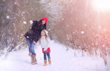 Bir kış masal, genç bir anne ve kızı bir kızak sürmek