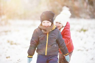 Kış parkında çocuklar oyun oynuyor