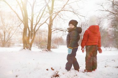 Kış parkında çocuklar oyun oynuyor