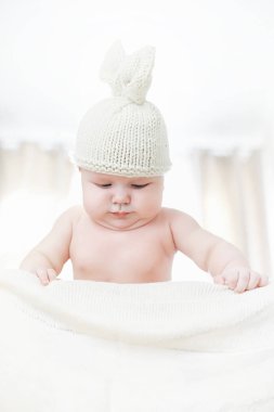 Yeni doğmuş bir bebek yumuşak bir yatakta yatıyor..