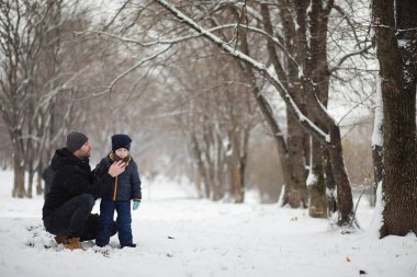 Kış parkında çocuklar oyun oynuyor