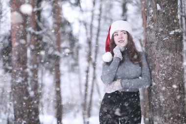 Kış parkında kar yağan bir kız
