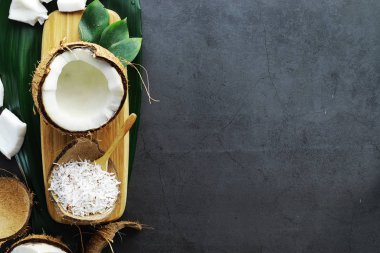 Koyu renkli bir masada hindistan cevizi. Hindistan cevizi yağı..